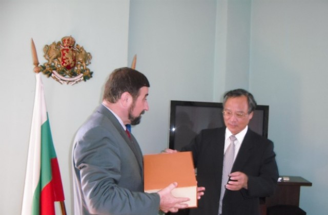 Гребенаров връчи Почетен знак и грамота на китайския посланик