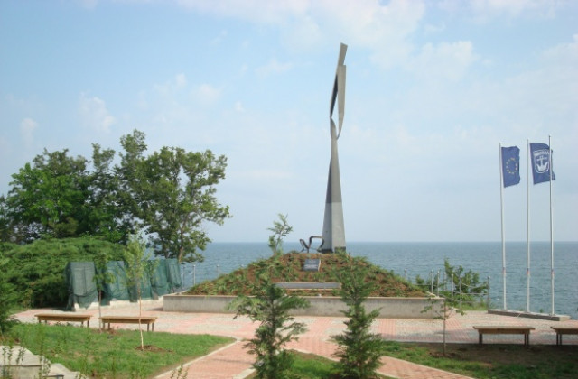 Обновиха паметникa на подводничарите в Созопол