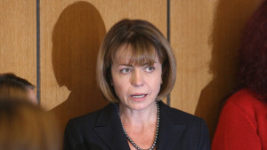 Общината си връща градинката пред Руската църква