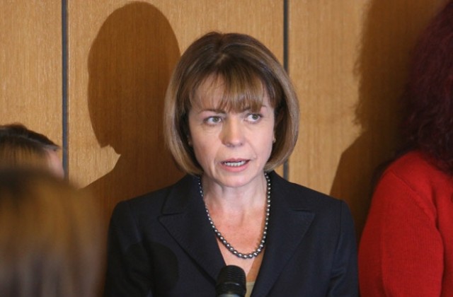 Общината си връща градинката пред Руската църква