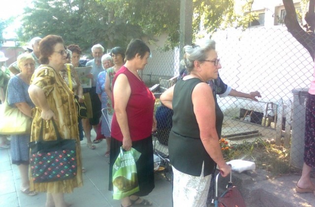 370 социално слаби получиха продукти от БЧК- Кюстендил