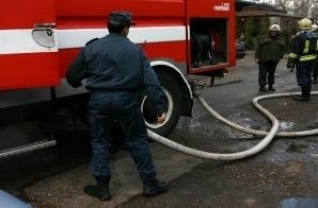 Два екипа огнеборци гасят пожар в кв. Еленово