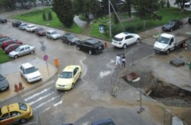 Проливен дъжд над Сливен