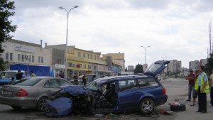 Пожарникарите вадиха мъж от смачкана при катастрофа кола