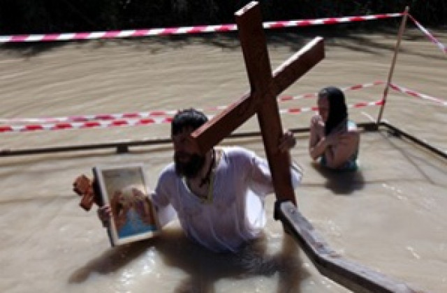 Няма опасност за хората, кръщавани в река Йордан