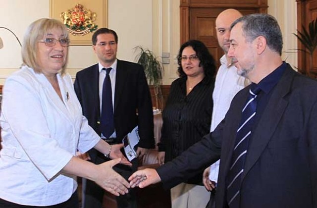 Парламентът ще разкрие част от съветниците си, щатните остават в тайна