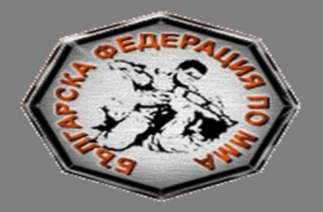 Стоичков гледа юмруци
