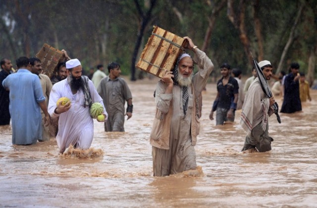 Повече от 110 души загинаха при наводнения в Пакистан