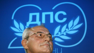 Наивно е да се мисли че хонорарите ще вкарат Доган