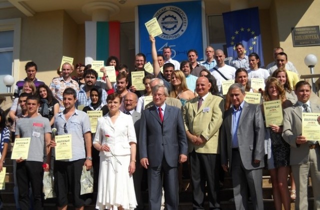 Наградиха участниците в Международната лятна школа по лазерни технологии
