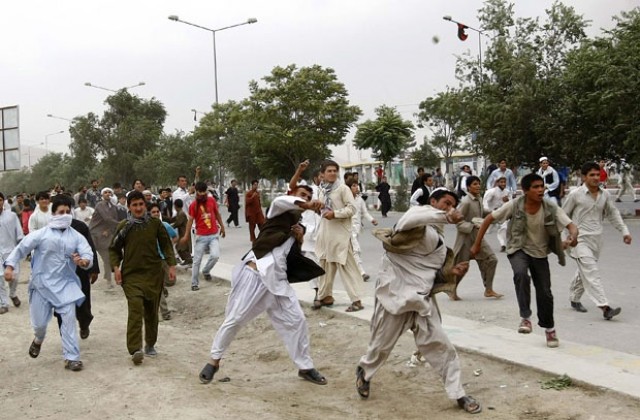 Трима убити при самоубийствен атентат на футболен мач в Афганистан