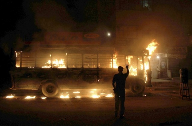 37 души бяха застреляни в Карачи след убийството на политик