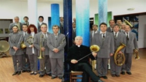 Духовият оркестър свири валсове пред англичани