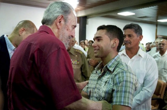 Фидел Кастро публикува първия том от мемоарите си