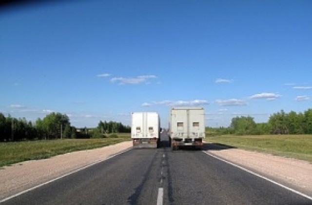 Спират движението на тирове заради жегата