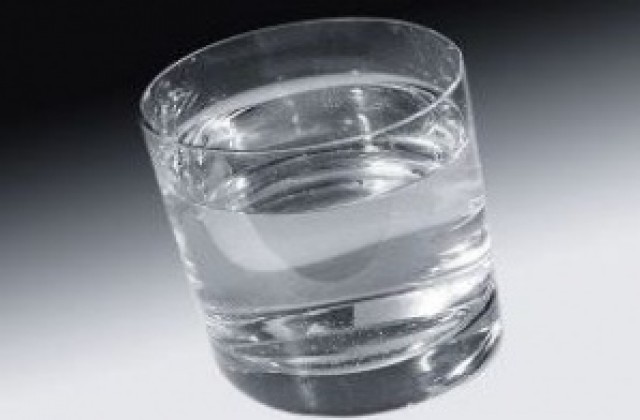 Раздават безплатна минерална вода заради жегите