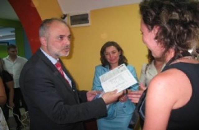 Министър Младенов връчи сертификати за квалификация в Ямбол