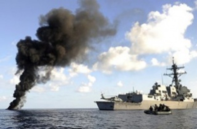 Сомалийски пирати отвлякоха товарен кораб в Аденския залив