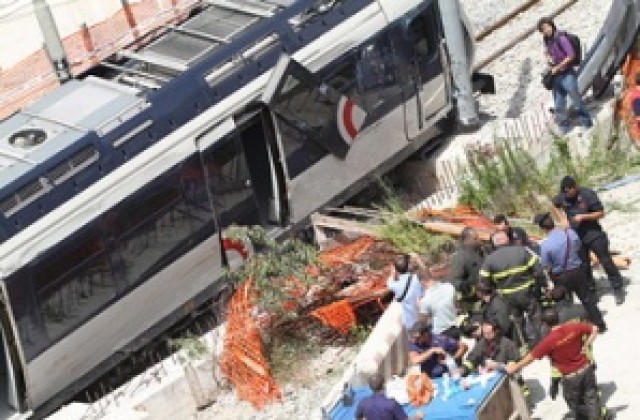 Един човек загина след като влак дерайлира близо до Неапол