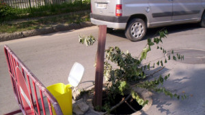 Вече седмица Общината в Казанлък обезопасява отворена шахта