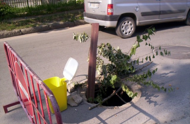 Вече седмица  Общината в Казанлък обезопасява отворена шахта