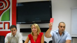 Млади социалисти показват червен картон на министъра без портфейл