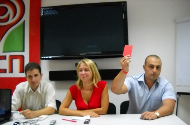 Млади социалисти показват червен картон на министъра без портфейл