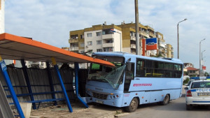 Жена е с опасност за живота след като автобус се