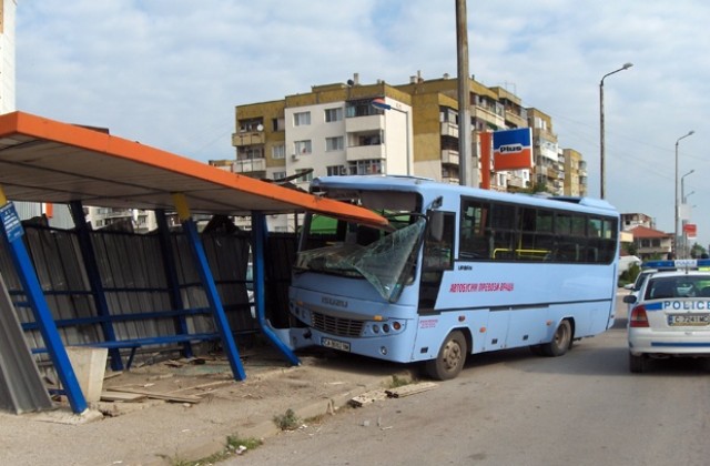 Жена е с опасност за живота след като автобус се блъсна в спирка във Враца