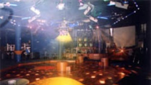 Спуснаха кепенците на две заведения заради шума