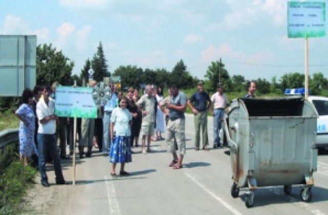 Алфатарци блокираха пътя Силистра - Шумен