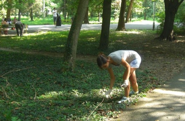 Младежи почистиха градския парк в Ямбол
