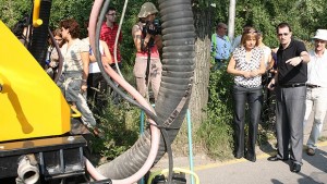 Фандъкова представи нова технология за ремонт на дупките в София