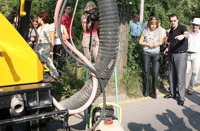 Фандъкова представи нова технология за ремонт на дупките в София