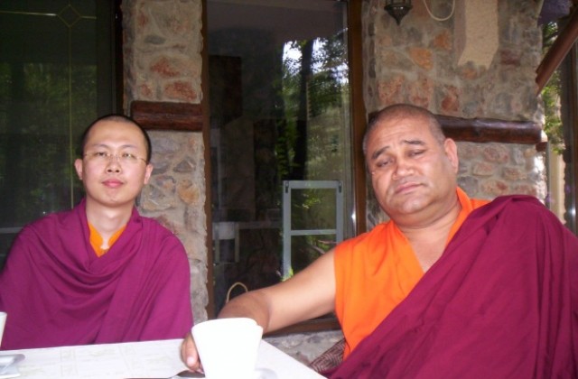 Будистки монаси край Казанлък: Всемирното щастие е постижимо