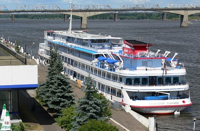 Шлеп блъсна пътнически кораб по Волга