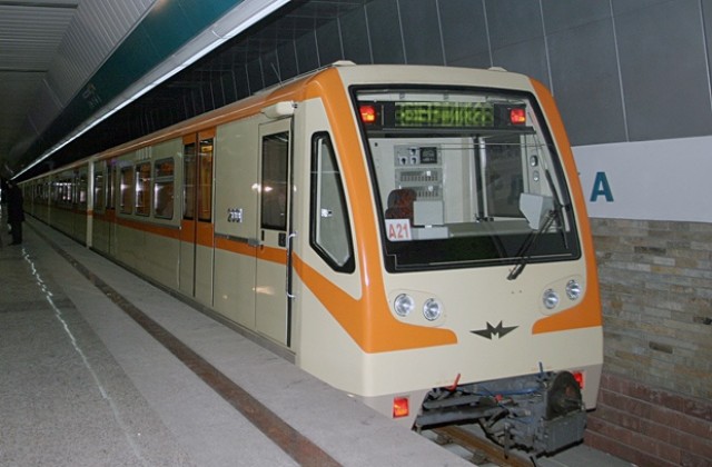 Коте се заклещи в шахта на метрото