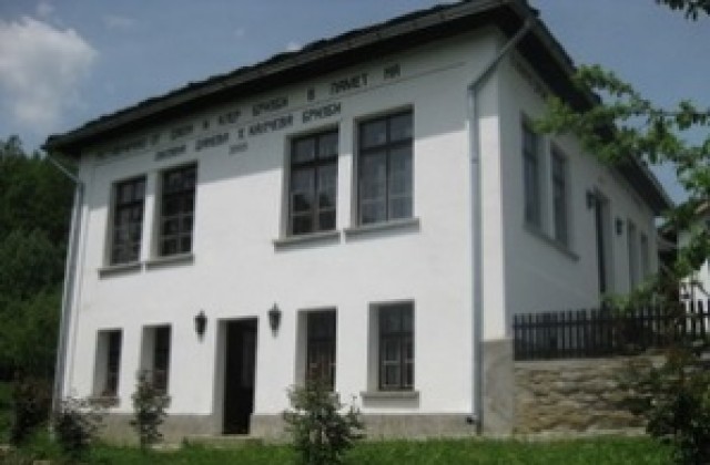 Старо училище приюти православен детски лагер