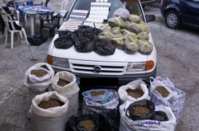 Голямо количество насипен тютюн и цигари намериха в автомобил