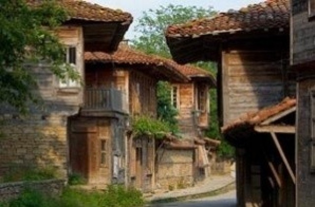 Около 6000 участници на фестивала на народната носия в Жеравна
