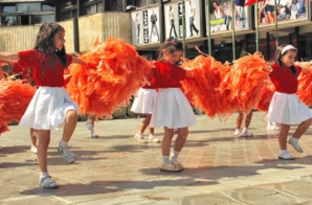 Деца от Трикси пеят и танцуват в Добрич