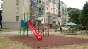 Ремонтират детските съоръжения в Горна Оряховица