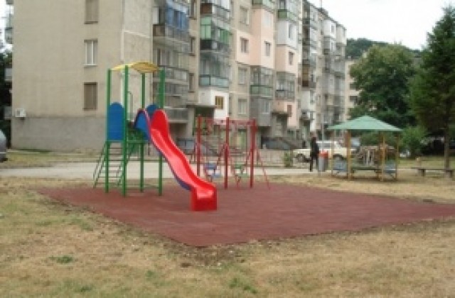 Ремонтират детските съоръжения в Горна Оряховица