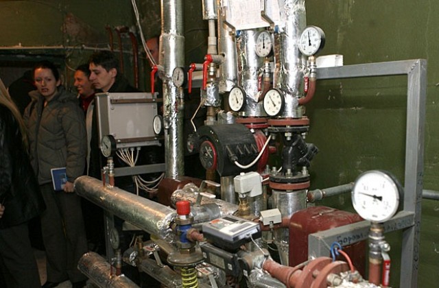 Пробив на топлопровод спира топлата вода в част от центъра