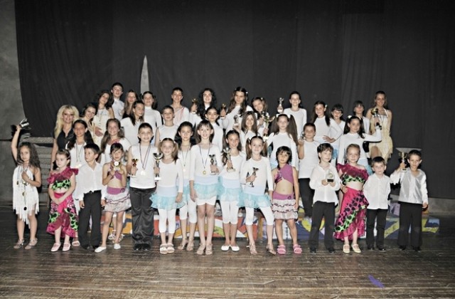 Танцьорите от ЗОКИ първи на международен фестивал в Приморско