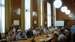 Участници във фолклорния фест на среща с общинари