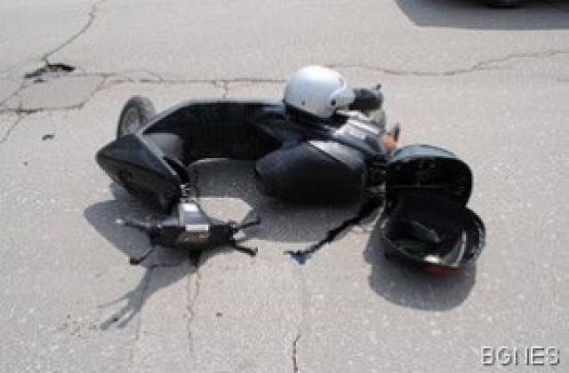 Неправспособен мотоциклетист без каска счупи бетонов кол и загина