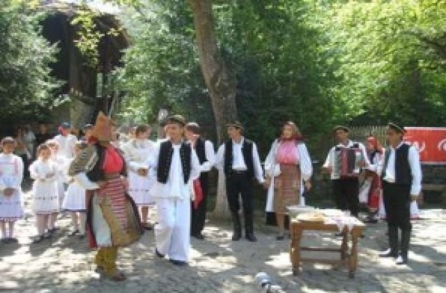 Банатските българи показаха възстановка на сватба в Етъра
