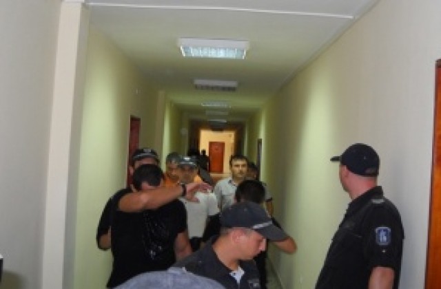 Решетки за цялата група на “шейховете” в Бургас