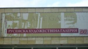 Манекенки и картини в диалог в галерията